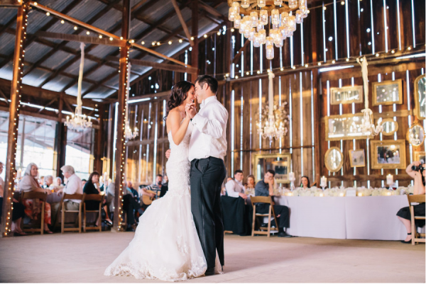 rustic-chic-barn-wedding